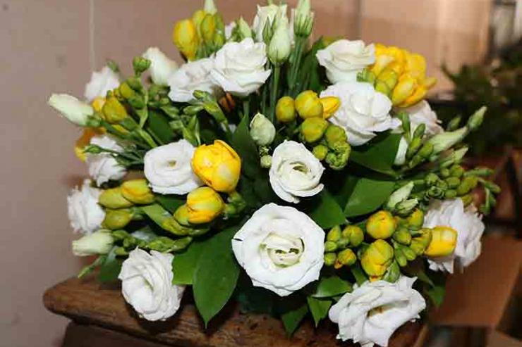 Rosas brancas e flores brancas e amarelas na ornamentação do Santuário