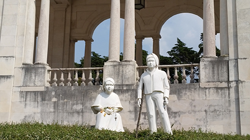 Família da criança miraculada no Cortejo do Ofertório