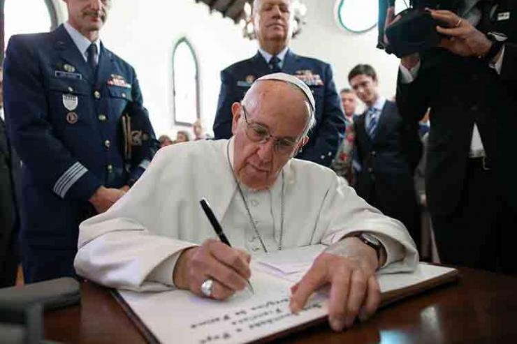 Papa confia pessoal e familiares da Base a Nossa Senhora