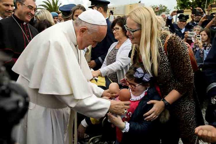 Papa com gestos para com crianças e idosos