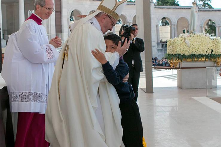 Missa de Canonização: Papa abraça Lucas, a criança miraculada