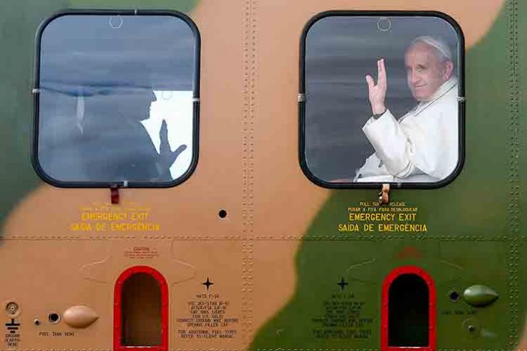 Papa inicia viagem de helicóptero para Fátima