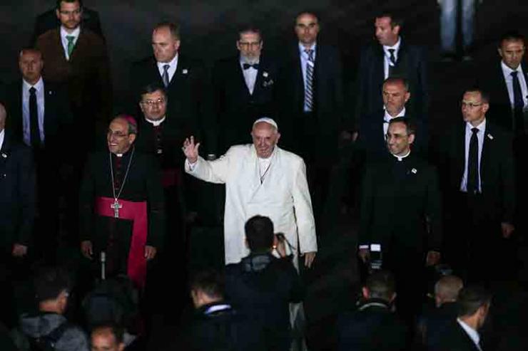 Papa diz ter ficado muito feliz com coincidência da viagem com a canonização
