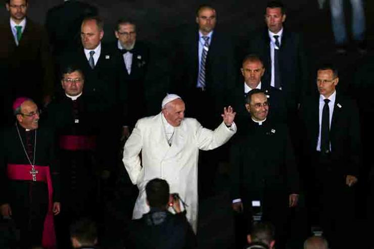 Papa percorreu a pé parte do trajeto até à Capelinha