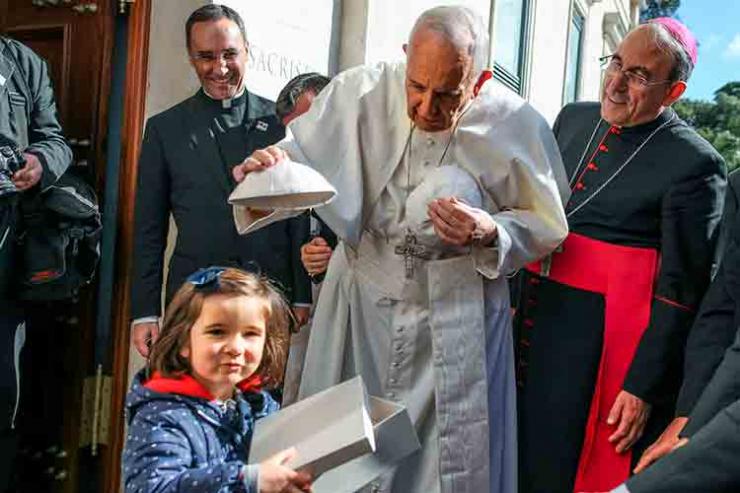 Papa saúda crianças e sacerdote mais idoso de Portugal