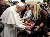 Papa com gestos para com crianças e idosos