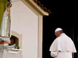 Papa reza em silêncio frente à imagem da Virgem Maria