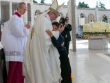 Missa de Canonização: Papa abraça Lucas, a criança miraculada