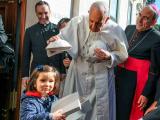 Papa saúda crianças e sacerdote mais idoso de Portugal