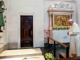 Papa rezou junto dos túmulos de Francisco e Jacinta